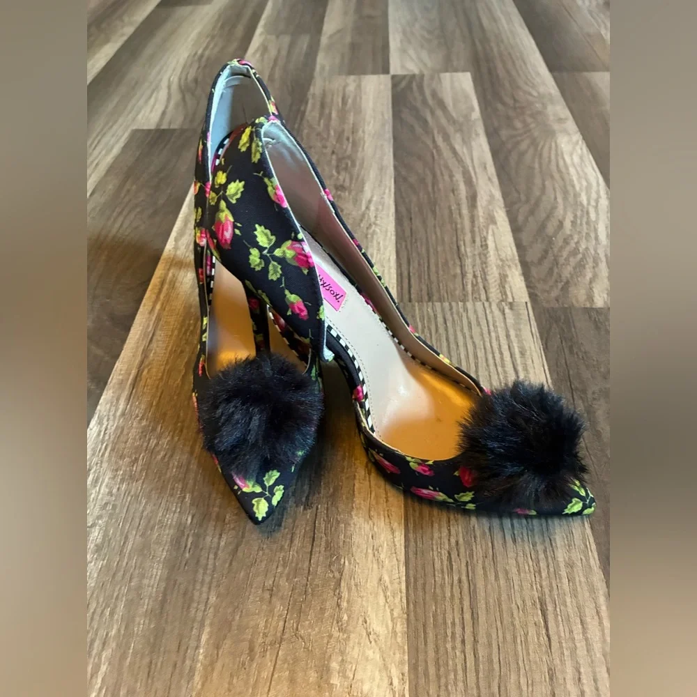 NWOT Betsey Johnson Harly Rose Motif Stilettos SZ 7